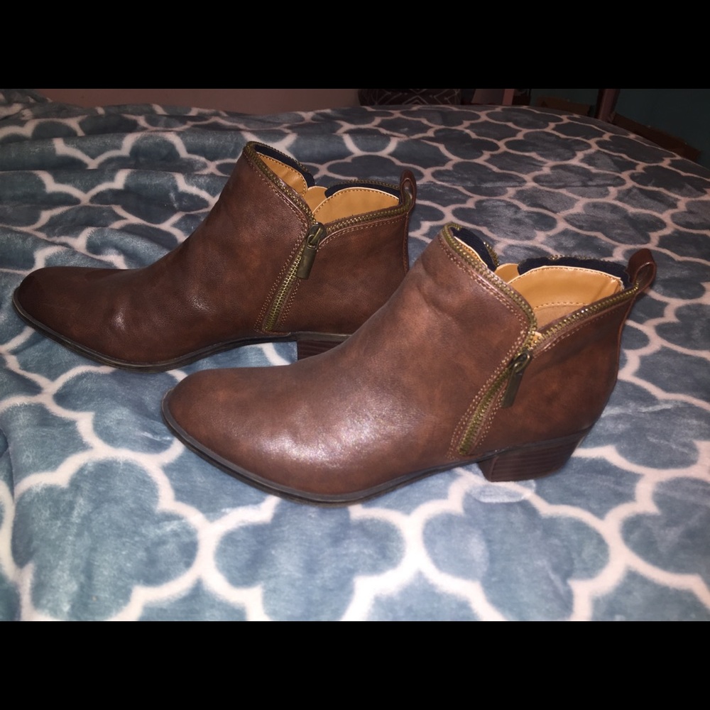 Short brown boots